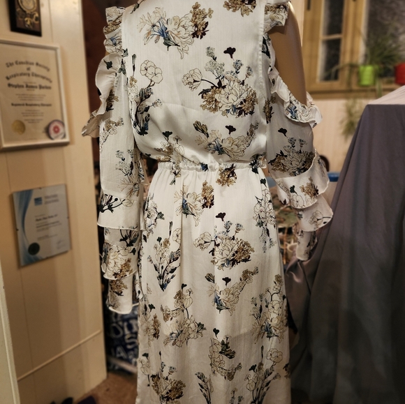 🌸Misguided flowy flower print cold shoulder dress  size 6🌸never worn - Picture 7 of 7